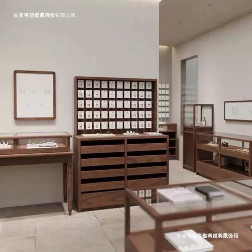 点亮空间的点睛之笔 珠宝首饰在落地式展示柜与中岛台中的陈列美学